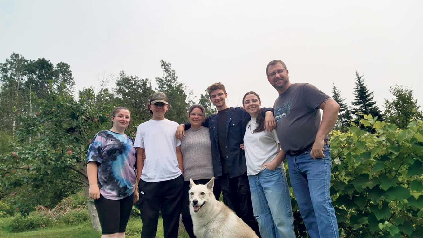 La famille Gagné-Desbiens : Angélica, Tristan, Sandra Gagné, Donovan, Bianca et Adam Desbiens. Photos : Gracieuseté du Domaine Côte du Nord