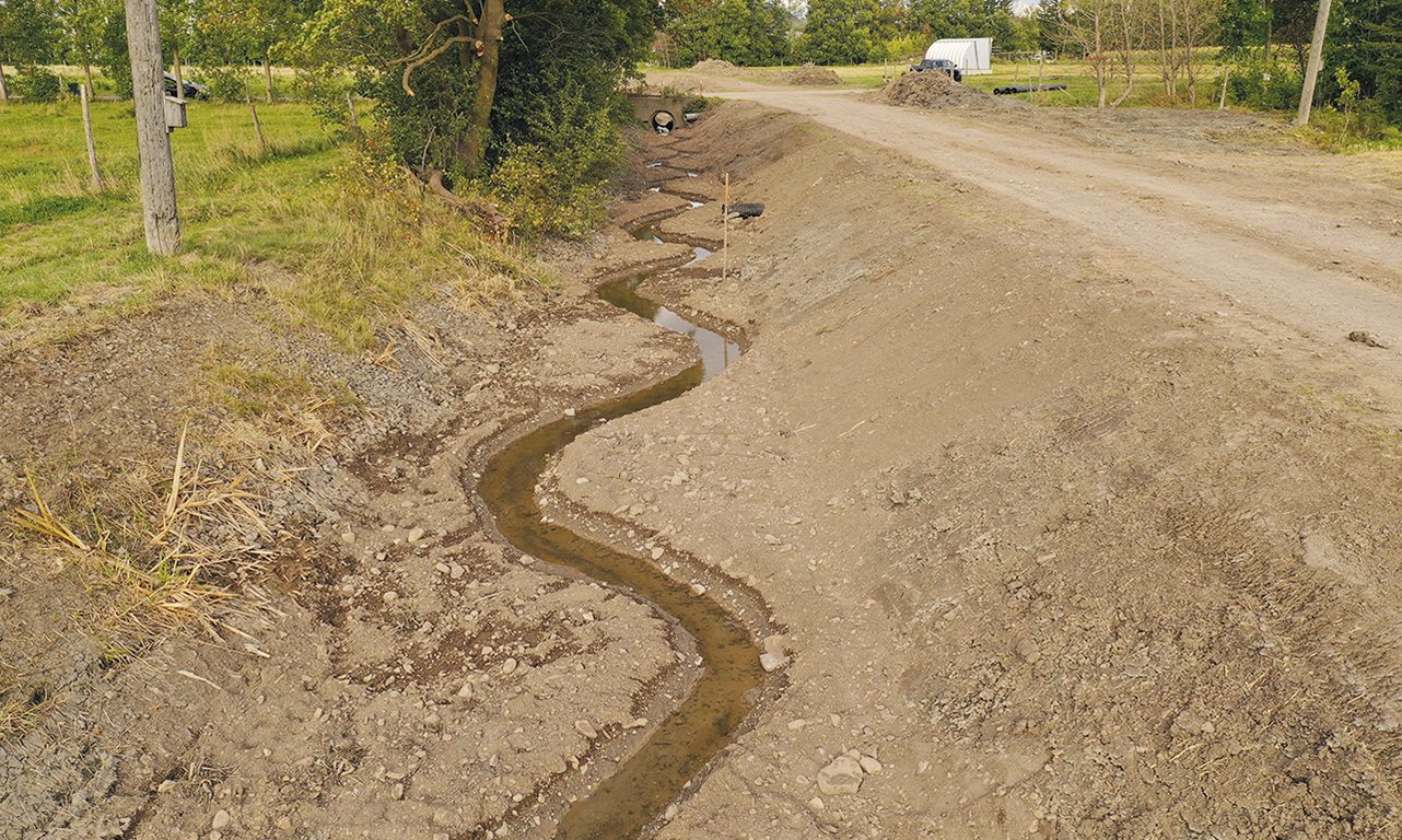 Un aménagement à deux étages a été réalisé dans le Bas-Saint-Laurent. Un petit chenal sinueux a été creusé dans le fond du cours d’eau. Il accroît la vitesse d’écoulement, diminue l’envasement et les besoins de nettoyage, tout en offrant des gains pour la faune et la flore. Photos : Gracieuseté de Rivières