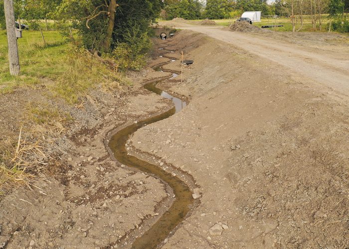 Un aménagement à deux étages a été réalisé dans le Bas-Saint-Laurent. Un petit chenal sinueux a été creusé dans le fond du cours d’eau. Il accroît la vitesse d’écoulement, diminue l’envasement et les besoins de nettoyage, tout en offrant des gains pour la faune et la flore. Photos : Gracieuseté de Rivières