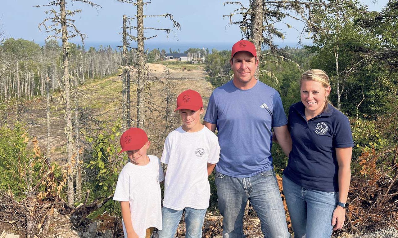 La famille Gélinas-Gauthier devant sa terre défrichée. Photos : Geneviève Quessy