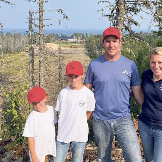 La famille Gélinas-Gauthier devant sa terre défrichée. Photos : Geneviève Quessy