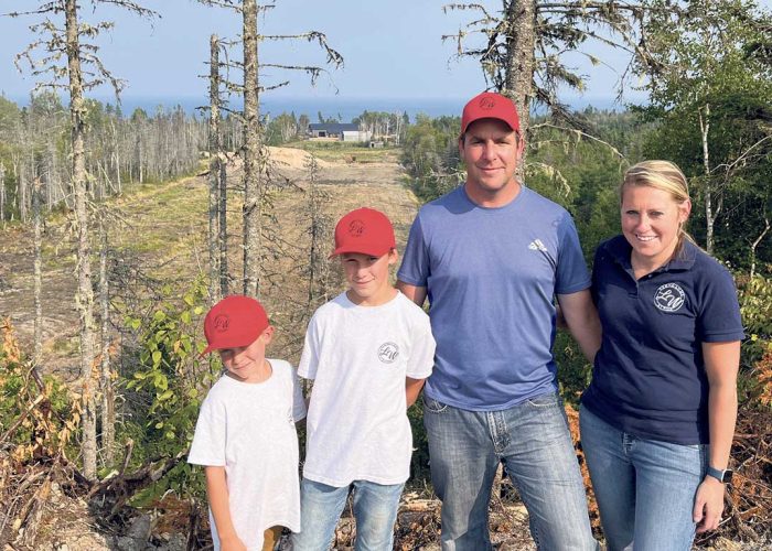 La famille Gélinas-Gauthier devant sa terre défrichée. Photos : Geneviève Quessy