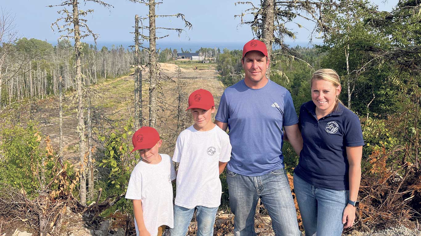 La famille Gélinas-Gauthier devant sa terre défrichée. Photos : Geneviève Quessy