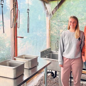 Gabrielle Desrochers et Marc-Olivier Gougeon, de la Ferme Desrochers, sur la Côte-Nord, participent au projet pilote du MAPAQ sur l’abattage de poulets à la ferme. Photo : Geneviève Quessy