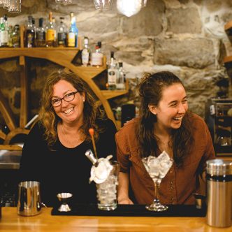 Nancy Lemieux en compagnie de l’une de ses filles, Audrey Jade Bherer, qui l’accompagne dans l’aventure gourmande de l’Auberge des Glacis, à L’Islet. Photo : JHA Photographie