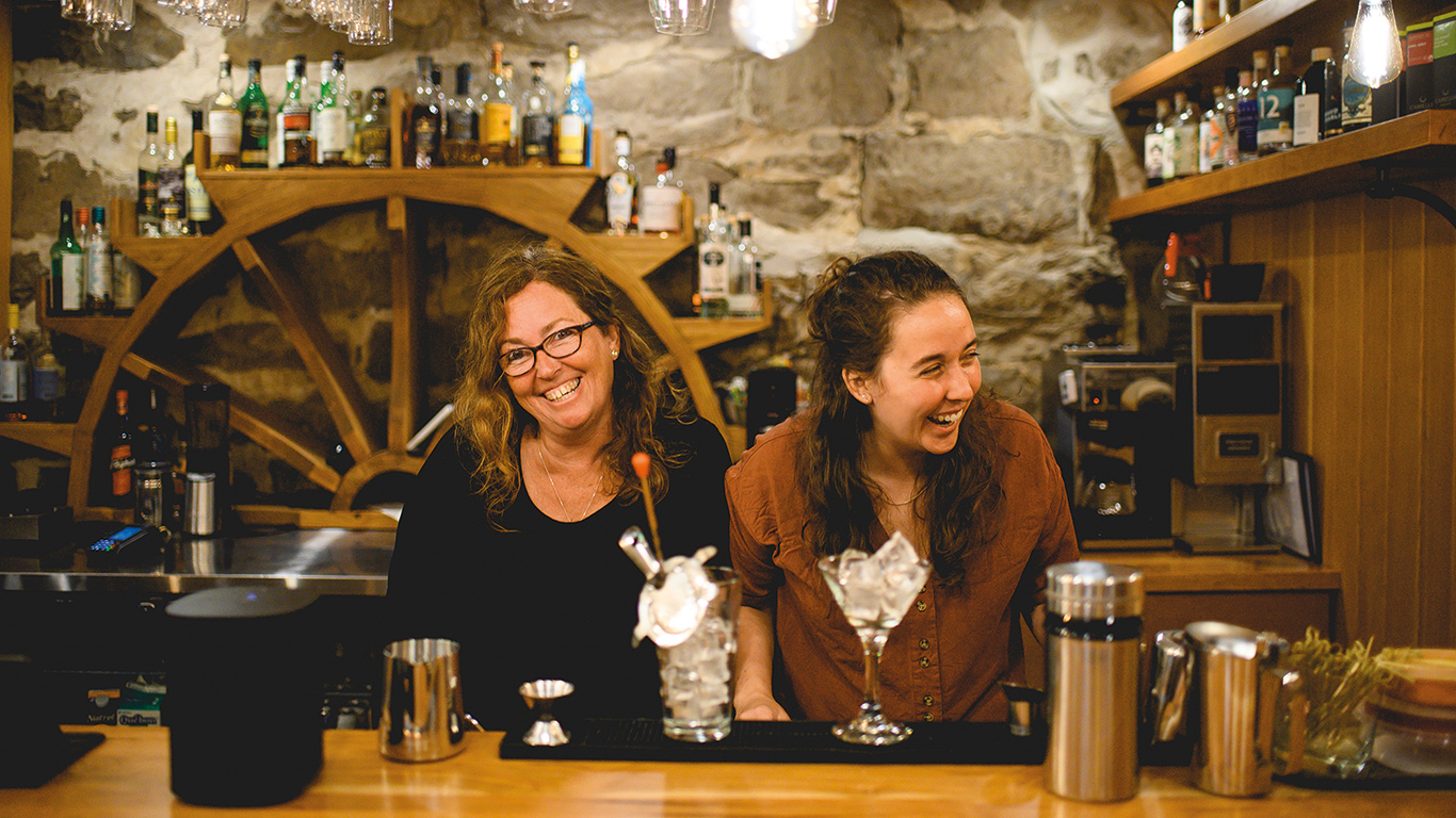 Nancy Lemieux en compagnie de l’une de ses filles, Audrey Jade Bherer, qui l’accompagne dans l’aventure gourmande de l’Auberge des Glacis, à L’Islet. Photo : JHA Photographie