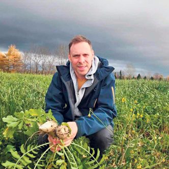 Guillaume Dallaire affirme que les conditions météorologiques, autant pour la croissance des cultures que pour les travaux au champ, ont été fabuleuses cette année. Même les engrais verts ont atteint des tailles rarement vues. Photo : Gracieuseté de la Ferme Tournevent