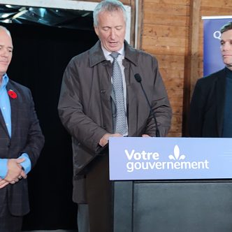 Entouré du ministre responsable de la Capitale-Nationale, Jonatan Julien, et du maire de Québec, Bruno Marchand, le ministre de l’Agriculture du Québec, André Lamontagne, a annoncé deux initiatives destinées à pérenniser l’Agro-parc. Photo : Johanne Martin