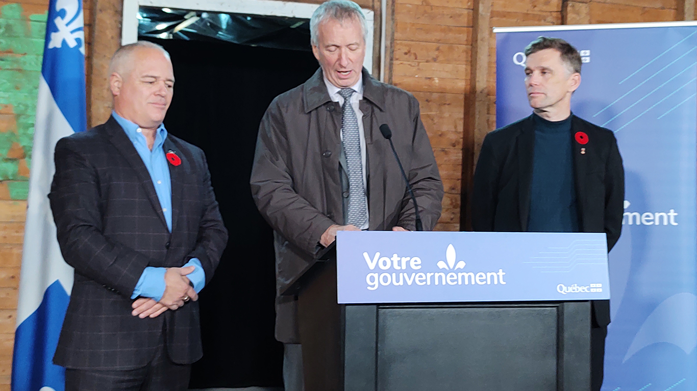 Entouré du ministre responsable de la Capitale-Nationale, Jonatan Julien, et du maire de Québec, Bruno Marchand, le ministre de l’Agriculture du Québec, André Lamontagne, a annoncé deux initiatives destinées à pérenniser l’Agro-parc. Photo : Johanne Martin