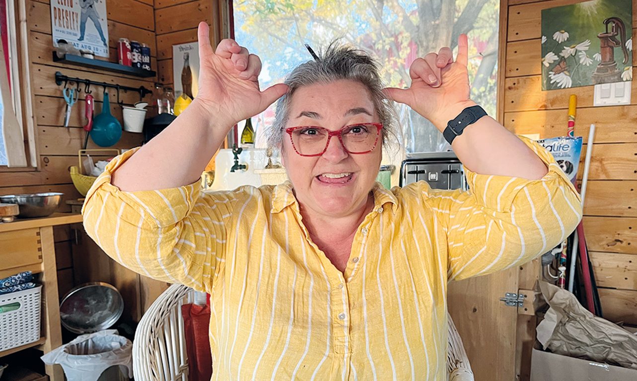 En faisant visiter la ferme familiale à son petit-cousin et sa copine, tous deux sourds, Nathalie Tremblay Pauzé a appris le signe désignant la vache en langue des signes québécoise. Photo : Myriam Laplante El Haïli/TCN