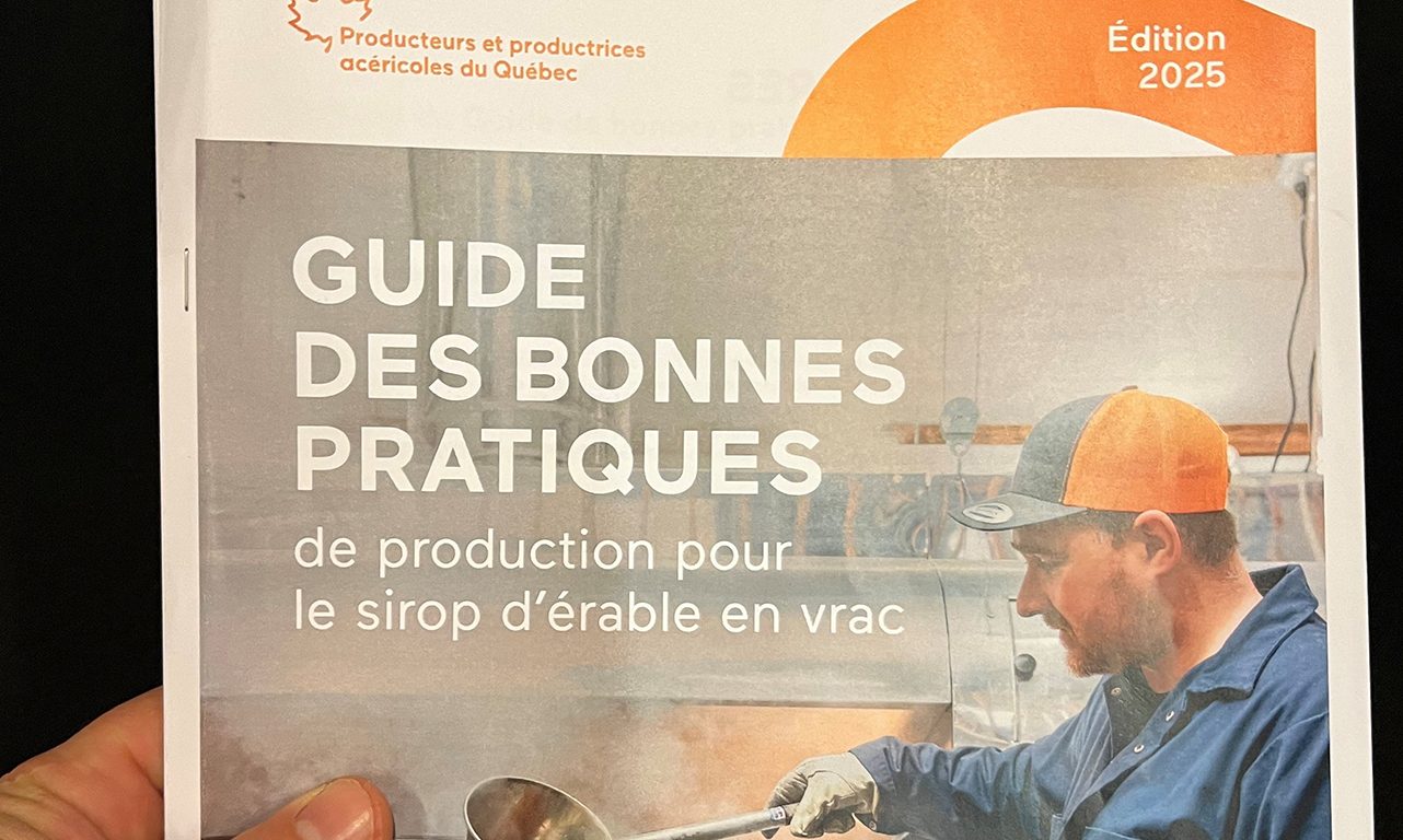 Le premier Guide des bonnes pratiques de production pour le sirop d’érable en vrac vise à faire adopter des standards de salubrité et de sécurité alimentaire chez les producteurs acéricoles. Crédit: Martin Ménard/TCN