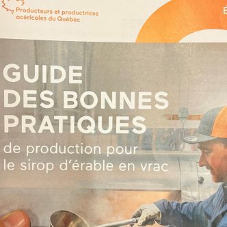 Le premier Guide des bonnes pratiques de production pour le sirop d’érable en vrac vise à faire adopter des standards de salubrité et de sécurité alimentaire chez les producteurs acéricoles. Crédit: Martin Ménard/TCN