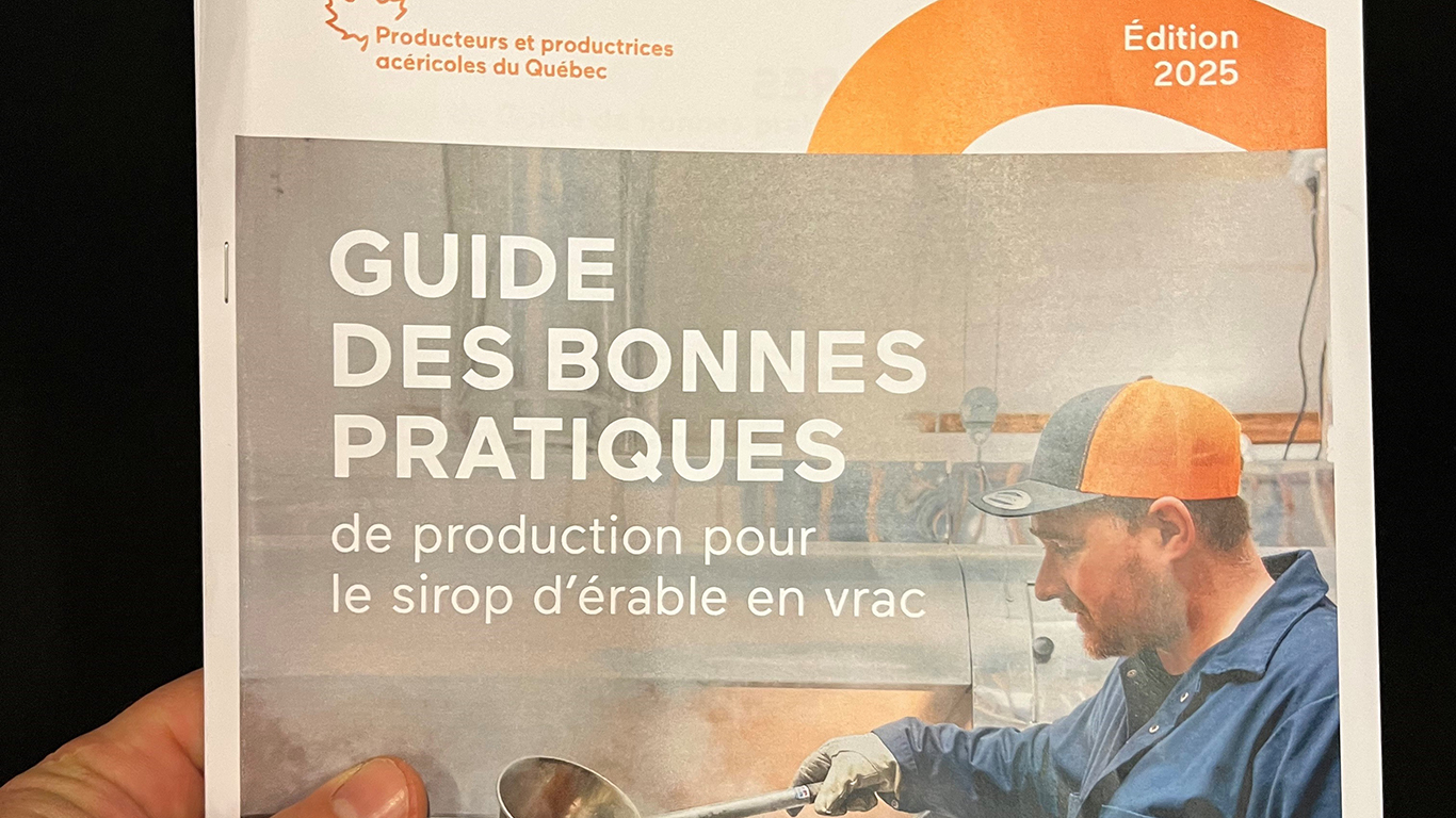 Le premier Guide des bonnes pratiques de production pour le sirop d’érable en vrac vise à faire adopter des standards de salubrité et de sécurité alimentaire chez les producteurs acéricoles. Crédit: Martin Ménard/TCN