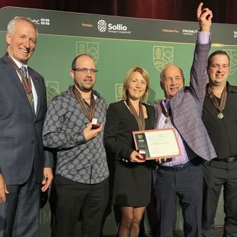 Louis-Marie Jutras et ses trois enfants, Valérie, Antoine et Alexis, ont remporté la plus haute distinction agricole, soit le titre de Commandeurs 2024 de l’Ordre national du mérite agricole. Photo : Myriam Laplante El Haïli / TCN