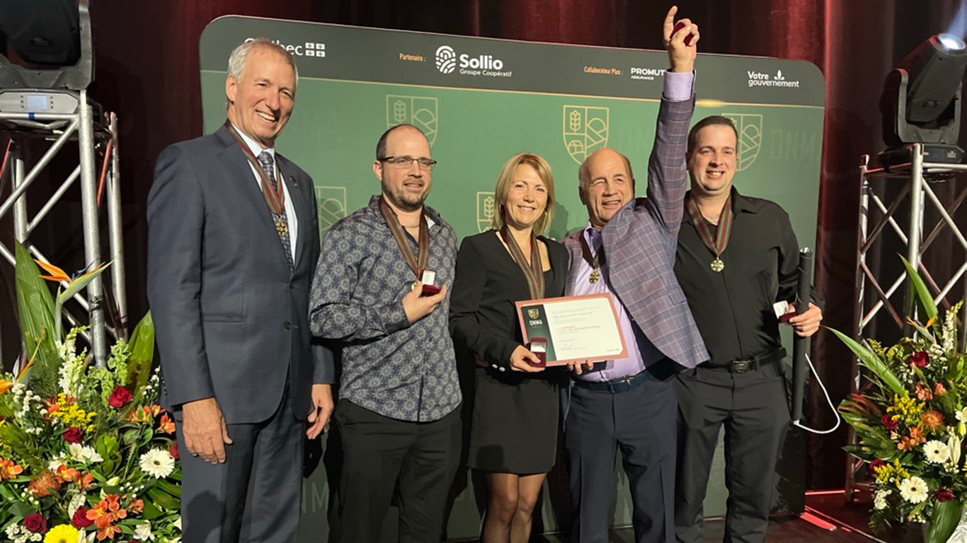 Louis-Marie Jutras et ses trois enfants, Valérie, Antoine et Alexis, ont remporté la plus haute distinction agricole, soit le titre de Commandeurs 2024 de l’Ordre national du mérite agricole. Photo : Myriam Laplante El Haïli / TCN