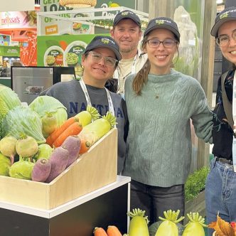 Un réseau de fermes du Québec fournit à Organzo plusieurs légumes prisés de la population asiatique, tels que des carottes jumbos, des radis asiatiques ou encore des courges kabocha, des choux nappas et des choux plats que l’entreprise exporte dans une vingtaine d’États, au-delà de la frontière américaine. Photo : Facebook/Organzo