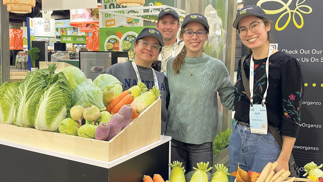 Un réseau de fermes du Québec fournit à Organzo plusieurs légumes prisés de la population asiatique, tels que des carottes jumbos, des radis asiatiques ou encore des courges kabocha, des choux nappas et des choux plats que l’entreprise exporte dans une vingtaine d’États, au-delà de la frontière américaine. Photo : Facebook/Organzo