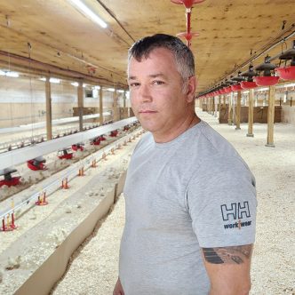 Le producteur Luc Leblanc explique que des dispositions réglementaires liées à la production de dindon ont découragé son fils de suivre ses traces. Photo : Patricia Blackburn/TCN