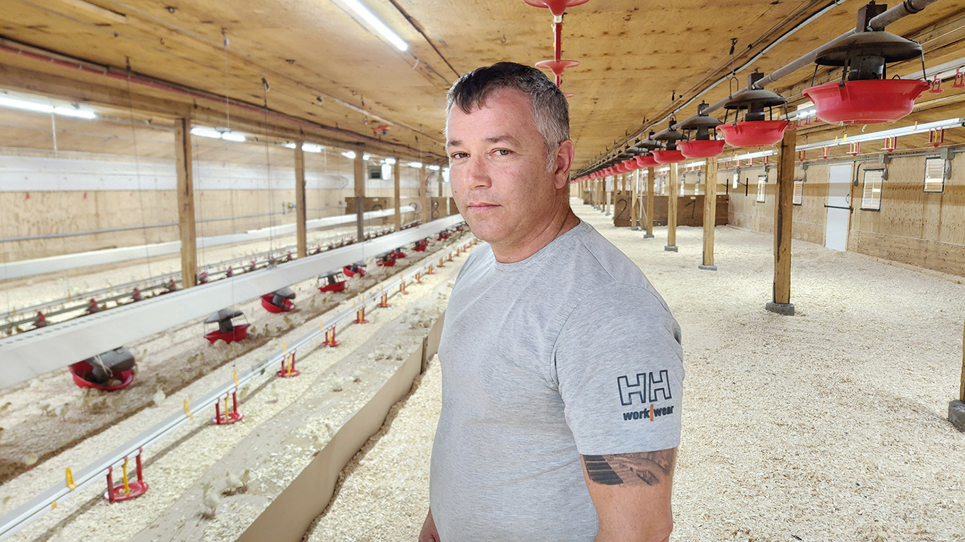 Le producteur Luc Leblanc explique que des dispositions réglementaires liées à la production de dindon ont découragé son fils de suivre ses traces. Photo : Patricia Blackburn/TCN