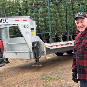 Ces derniers jours, Michel Paquette et ses employés ont récolté environ 7 000 arbres et les ont livrés dans les commerces à grande surface. Photos : Pierre Saint-Yves