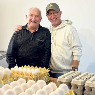 Voici une photo pour me faire pardonner d’avoir oublié l’anniversaire, le 24 septembre, de Jean-Claude Lavallée, de Saint-Hyacinthe, un grand monsieur de l’agriculture. Je vous promets que je ne le ferai plus. J’achète mes œufs frais à la Ferme Lavallée, dont il était propriétaire et où il va encore donner un coup de main.