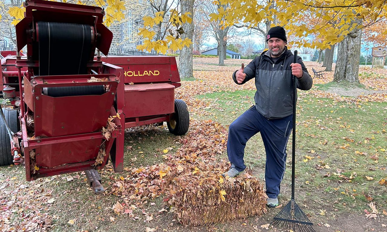 Pierre Gibeau n’avait pas tellement d’attentes lorsqu’il a utilisé sa presse à foin pour ramasser les feuilles mortes sur son terrain et celui du voisin. « Ce n’est pas parfait, mais ça a fonctionné », dit-il. Photo : Gracieuseté de Pierre Gibeau