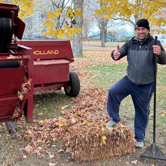 Pierre Gibeau n’avait pas tellement d’attentes lorsqu’il a utilisé sa presse à foin pour ramasser les feuilles mortes sur son terrain et celui du voisin. « Ce n’est pas parfait, mais ça a fonctionné », dit-il. Photo : Gracieuseté de Pierre Gibeau