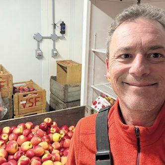 Sébastien Morissette, qui cueille en moyenne 35 000 minots de pommes en une saison, en a récolté 50 000 en 2024. Photo : Gracieuseté de Sébastien Morissette