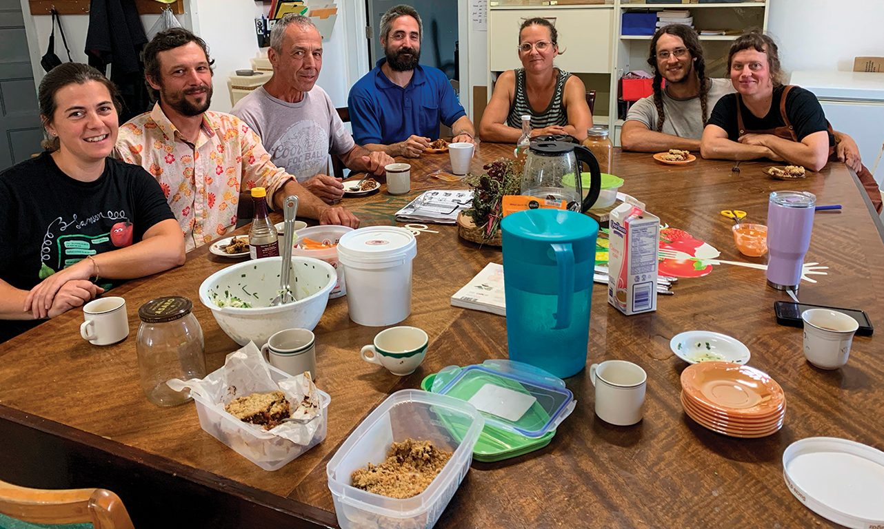 Pour développer l’esprit d’équipe et le plaisir au travail des employés, la Ferme des 3 Samson, de Sylviane Tardif (à gauche), paie chaque jour une partie du dîner du groupe. Photo : Gracieuseté de la Ferme des 3 Samson