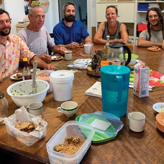 Pour développer l’esprit d’équipe et le plaisir au travail des employés, la Ferme des 3 Samson, de Sylviane Tardif (à gauche), paie chaque jour une partie du dîner du groupe. Photo : Gracieuseté de la Ferme des 3 Samson