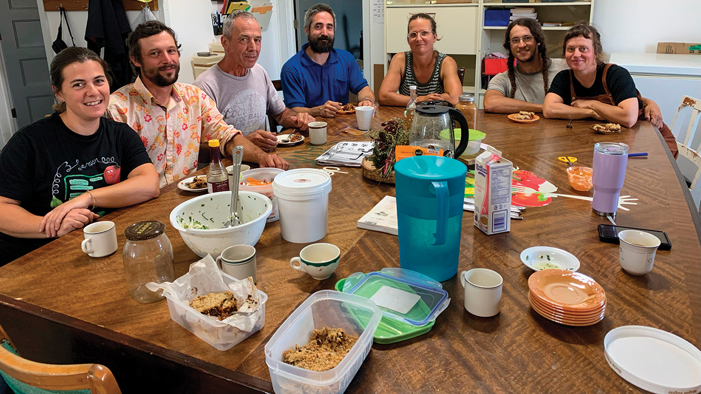 Pour développer l’esprit d’équipe et le plaisir au travail des employés, la Ferme des 3 Samson, de Sylviane Tardif (à gauche), paie chaque jour une partie du dîner du groupe. Photo : Gracieuseté de la Ferme des 3 Samson