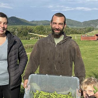 Kristine Levasseur-Blanchette, Martial Junior Hovington et leur petit garçon Étienne, avec des gourganes. Photos : Geneviève Quessy