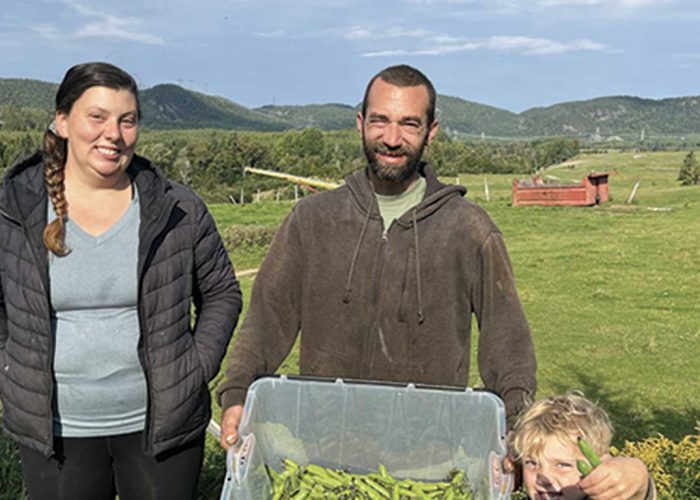 Kristine Levasseur-Blanchette, Martial Junior Hovington et leur petit garçon Étienne, avec des gourganes. Photos : Geneviève Quessy