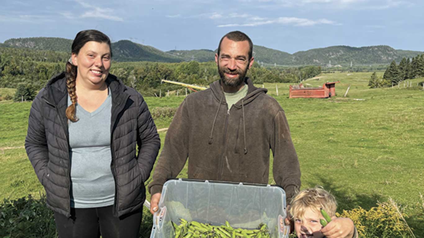 Kristine Levasseur-Blanchette, Martial Junior Hovington et leur petit garçon Étienne, avec des gourganes. Photos : Geneviève Quessy