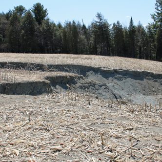 La perte de milliers de mètres carrés de champ incite des producteurs à adopter des pratiques agroenvironnementales. Photo : Gracieuseté de la Fédération de l’UPA du Centre-du-Québec