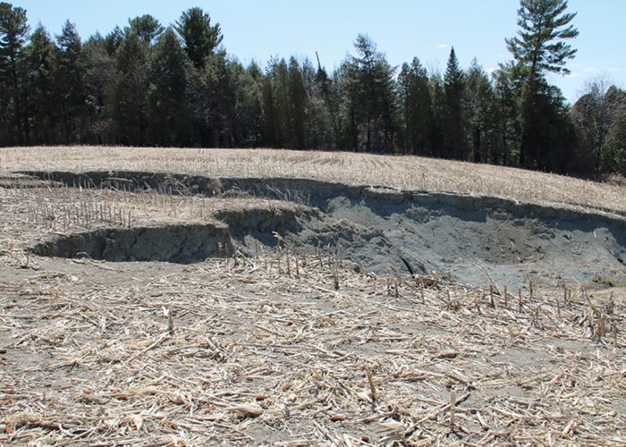 La perte de milliers de mètres carrés de champ incite des producteurs à adopter des pratiques agroenvironnementales. Photo : Gracieuseté de la Fédération de l’UPA du Centre-du-Québec