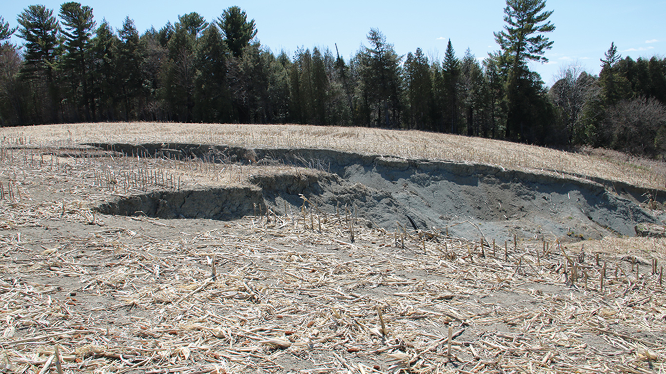 La perte de milliers de mètres carrés de champ incite des producteurs à adopter des pratiques agroenvironnementales. Photo : Gracieuseté de la Fédération de l’UPA du Centre-du-Québec