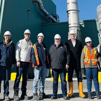 Sanimax vient d’installer une cheminée de 32 mètres et une unité de ventilation à haute performance à ses installations de Sainte-Rosalie, près de Saint-Hyacinthe, en Montérégie. Photo : Gracieuseté de Sanimax