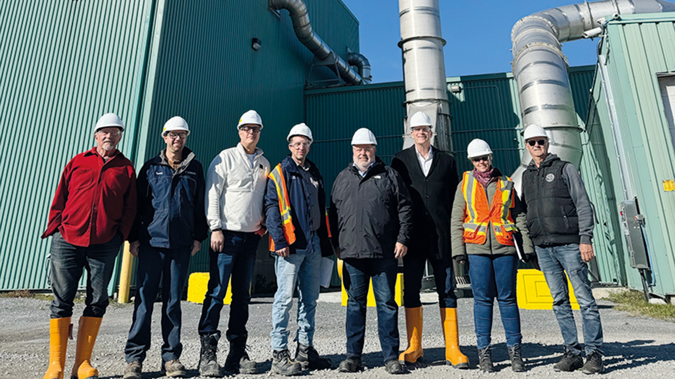 Sanimax vient d’installer une cheminée de 32 mètres et une unité de ventilation à haute performance à ses installations de Sainte-Rosalie, près de Saint-Hyacinthe, en Montérégie. Photo : Gracieuseté de Sanimax