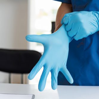 La compartimentation comprend notamment la mise en place de mesures de biosécurité pour prévenir l’introduction du virus du SRRP par les humains. Photo : Shutterstock