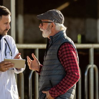 Discutez régulièrement avec votre médecin vétérinaire. Expliquez-lui les défis que vous rencontrez à la ferme. Il sera à l’écoute et vous conseillera au meilleur de ses habiletés et de ses connaissances, selon les besoins spécifiques de vos animaux, tout en prenant votre réalité en compte. Photo : Shutterstock