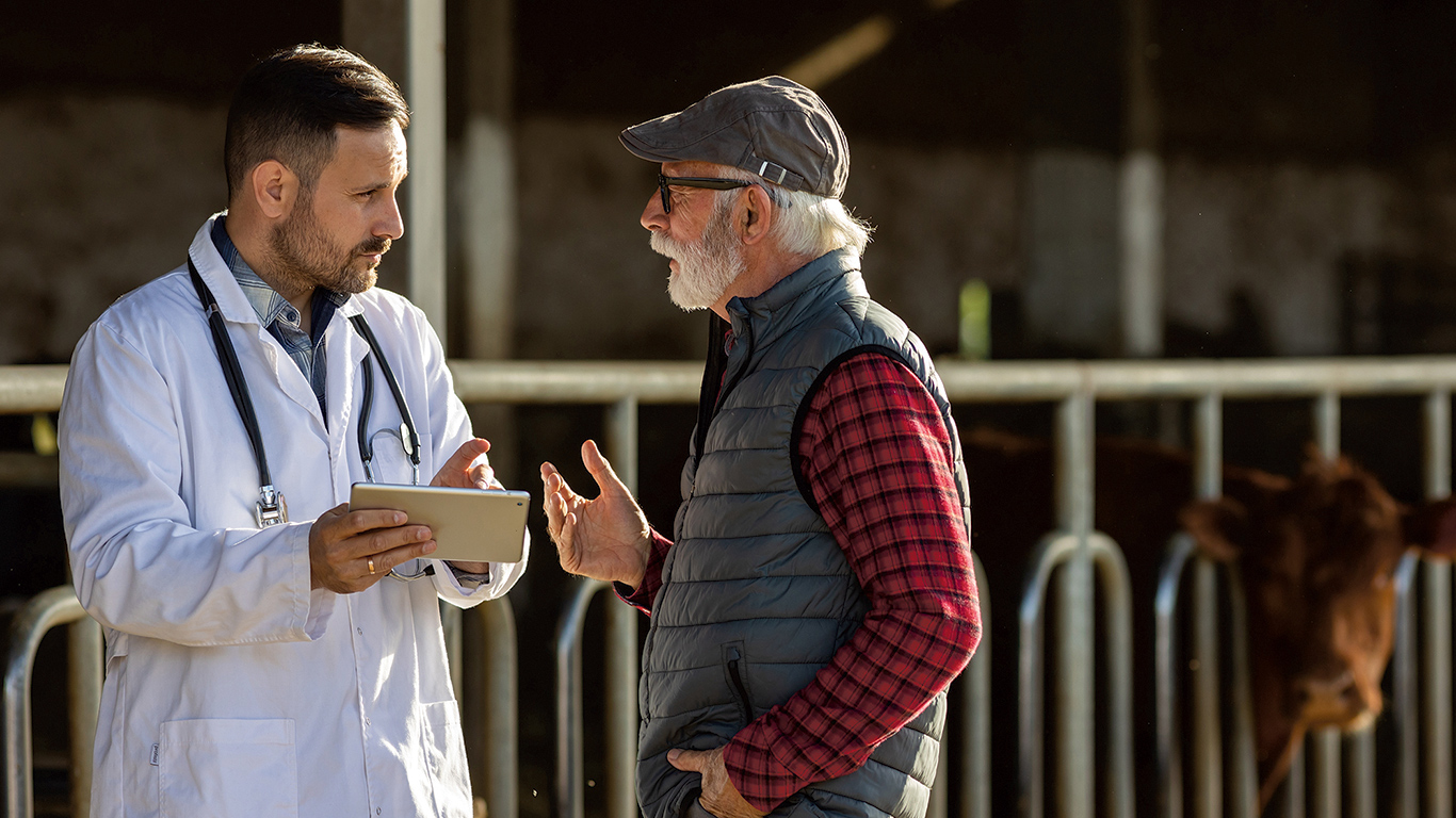 Discutez régulièrement avec votre médecin vétérinaire. Expliquez-lui les défis que vous rencontrez à la ferme. Il sera à l’écoute et vous conseillera au meilleur de ses habiletés et de ses connaissances, selon les besoins spécifiques de vos animaux, tout en prenant votre réalité en compte. Photo : Shutterstock