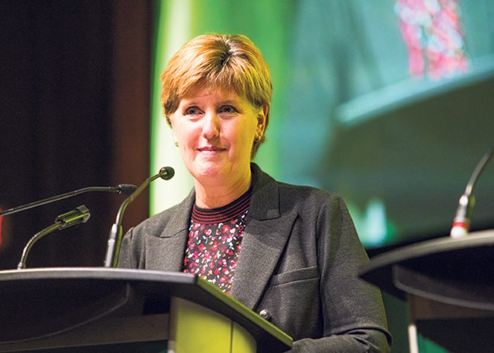 Marie-Claude Bibeau a eu droit à un au revoir chaleureux de la part des délégués sous forme d’applaudissements et à des remerciements sentis pour son travail. Photo : Martin Ménard/TCN