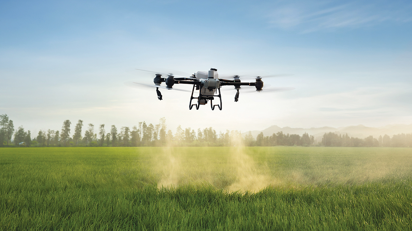 Pesant 52 kg avec batterie et capable de transporter jusqu’à 50 kg de charge utile, le DJI AgrasT50 se distingue par ses réservoirs adaptés : un de 40 litres pour les liquides et un de 75 litres pour les granulés. Photo : Gracieuseté d’OJ Ag Inc.