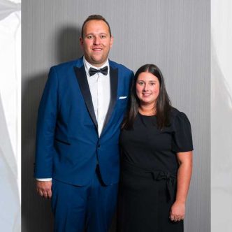 Les Québécois Simon Plante et Alison Blouin ont été sacrés vainqueurs nationaux du concours Jeunes agriculteurs d’élite du Canada conjointement avec le couple de l’Alberta. Photo : Gracieuseté de Jeunes agriculteurs d’élite du Canada