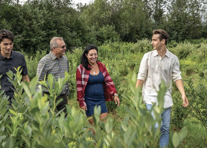 La famille Bédard fait sa marque dans les canneberges et les bleuets cultivés. Patrick Bédard et Nancy Goudreau, entourés de leurs fils, Camil et Gabriel. Photo : Gracieuseté de la famille Bédard