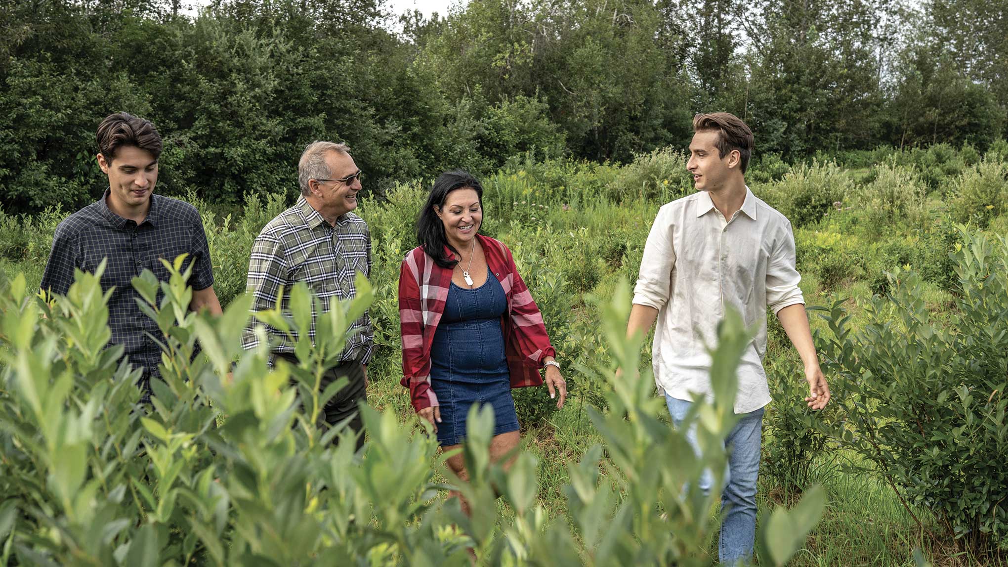 La famille Bédard fait sa marque dans les canneberges et les bleuets cultivés. Patrick Bédard et Nancy Goudreau, entourés de leurs fils, Camil et Gabriel. Photo : Gracieuseté de la famille Bédard