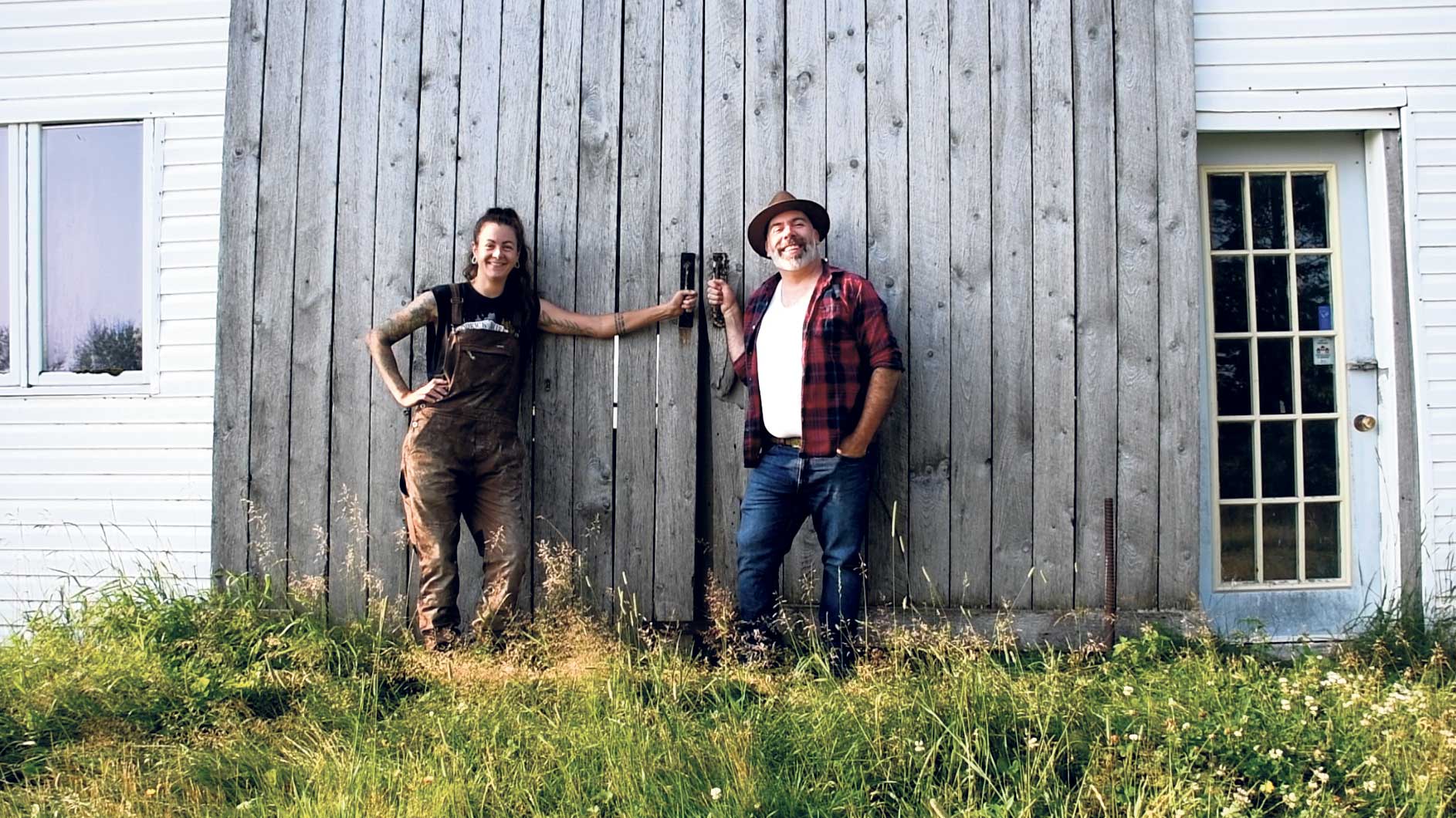 Caroline Trudel et Louis-Éric Gagnon ont mis leurs billes en commun pour accéder à la propriété. Ils ont ainsi pu investir dans le projet d’autosuffisance alimentaire de la Ferme Dharma. Photo : Gracieuseté de la Ferme Dharma