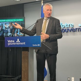 Le ministre de l’Agriculture du Québec, André Lamontagne, a expliqué, en point de presse, à Québec, que le FIRA 2.0 a été bonifié. Photos : Ariane Desrochers / TCN