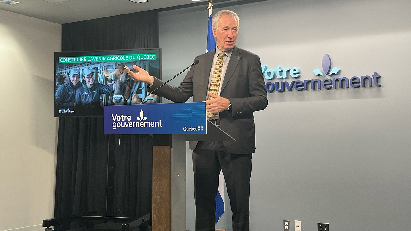 Le ministre de l’Agriculture du Québec, André Lamontagne, a expliqué, en point de presse, à Québec, que le FIRA 2.0 a été bonifié. Photos : Ariane Desrochers / TCN